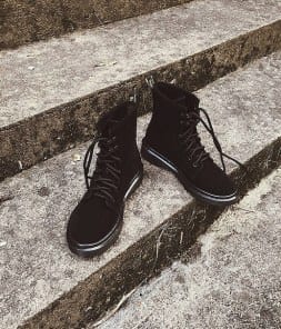 Ботинки женские со шнуровкой на плоском ходу фото