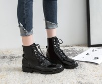 Женские лаковые ботинки на шнуровке фото