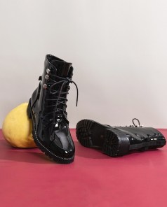 Женские лаковые ботинки на шнуровке фото