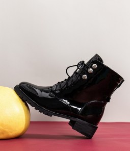 Женские лаковые ботинки на шнуровке фото