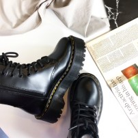 Женские черные ботинки на массивной подошве фото