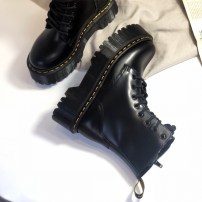 Женские черные ботинки на массивной подошве фото