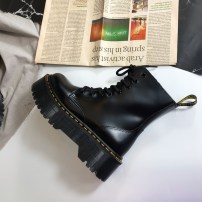 Женские черные ботинки на массивной подошве фото