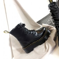 Женские черные ботинки на массивной подошве фото