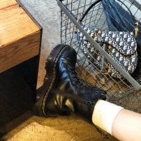 Женские черные ботинки на массивной подошве фото