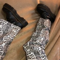 Женские черные ботинки на массивной подошве фото