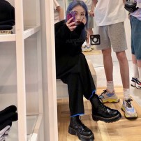 Женские черные ботинки на массивной подошве фото