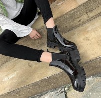 Черные лаковые женские ботинки челси на массивной подошве