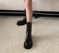 Женские высокие черные ботинки челси на толстой подошве фото
