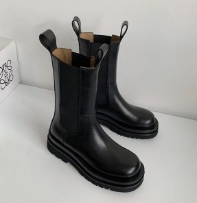 Женские высокие черные ботинки челси на толстой подошве фото