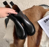 Женские высокие черные ботинки челси на толстой подошве фото