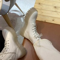 Женские белые ботинки на высокой толстой подошве фото