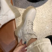 Женские белые ботинки на высокой толстой подошве фото