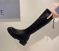 Высокие женские сапоги трубы в черном цвете фото