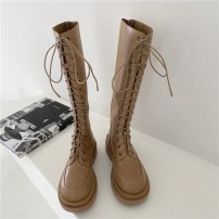 Высокие женские сапоги до колен на шнуровке фото