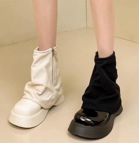 Женские лаковые ботинки сапоги на высокой платформе и сильным заворотом фото