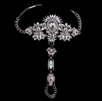 Шикарный браслет через палец с камнями фото