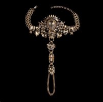 Шикарный браслет через палец с камнями фото