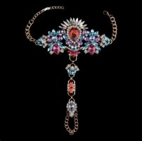 Шикарный браслет через палец с камнями фото