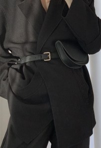 Простая мини сумка на ремне фото