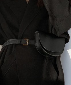 Простая мини сумка на ремне фото