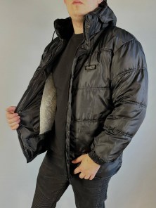 Недорогая теплая мужская зимняя куртка с мехом и капюшоном фото