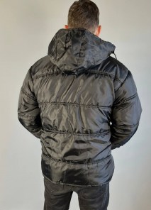 Недорогая теплая мужская зимняя куртка с мехом и капюшоном фото