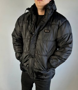 Недорогая теплая мужская зимняя куртка с мехом и капюшоном фото