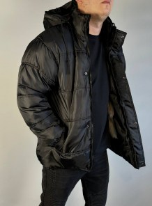 Недорогая теплая мужская зимняя куртка с мехом и капюшоном фото