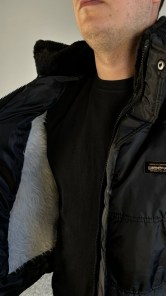 Недорогая теплая мужская зимняя куртка с мехом и капюшоном фото