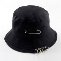 Однотонная панама с булавкой и кольцами фото