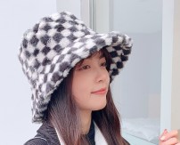 Плюшевая панамка в клетку фото