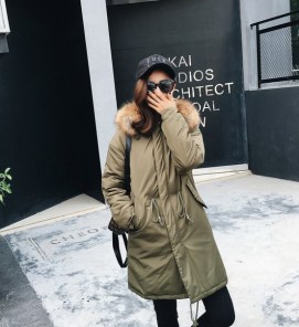 Женский теплый пуховик с пышным мехом фото