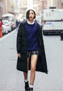 Пуховик с белой полосой на рукаве фото