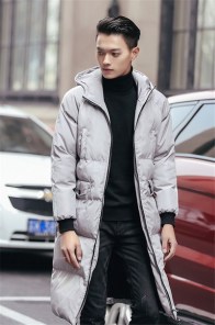 Пуховик с белой полосой на рукаве фото