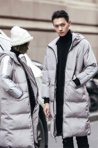 Пуховик с белой полосой на рукаве фото