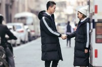 Пуховик с белой полосой на рукаве фото