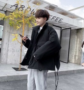 Короткая теплая мягкая куртка мужская с большими карманами фото