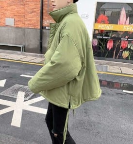 Короткая теплая мягкая куртка мужская с большими карманами фото