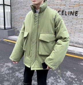 Короткая теплая мягкая куртка мужская с большими карманами фото