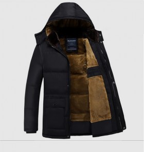 Очень теплая недорогая мужская куртка с мехом на зиму черная фото