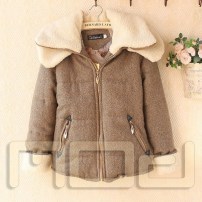 Женская короткая куртка с меховым воротником и манжетами