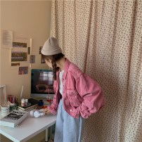 Укороченная женская джинсовка розового цвета фото