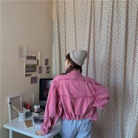 Укороченная женская джинсовка розового цвета фото