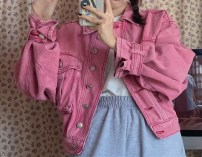 Укороченная женская джинсовка розового цвета фото