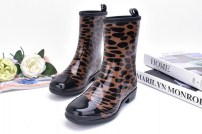 Леопардовые ботинки резиновые с черным носком