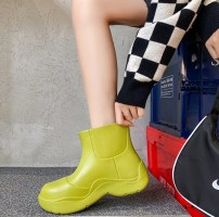 Яркие резиновые сапоги галоши - полу сапожки фото