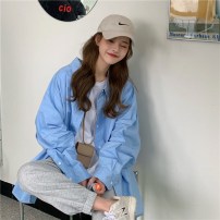 Яркая женская рубашка легкая свободная летняя фото