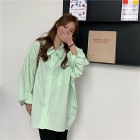 Яркая женская рубашка легкая свободная летняя фото