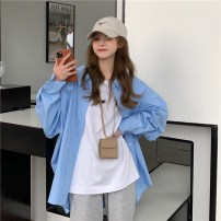 Яркая женская рубашка легкая свободная летняя фото